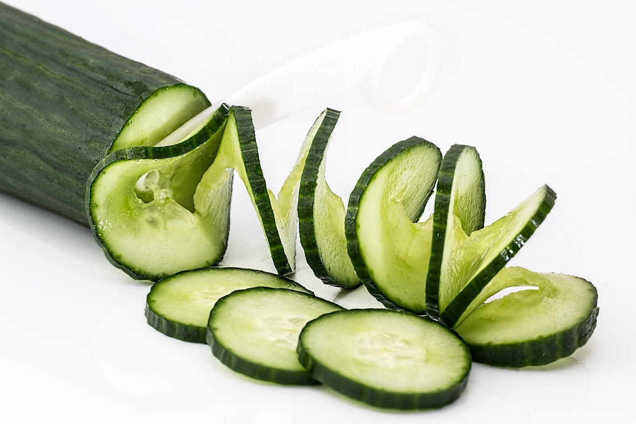 Cetriolo crudo fresco su un tagliere, simbolo dei benefici salutari e consigli per la dieta quotidiana.